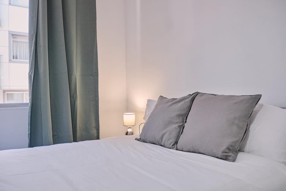 Bedroom, Street view