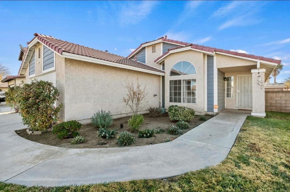 Spacious 3B 2BA Home with High Ceilings and Large Patio House in Lancaster