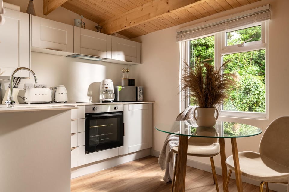 Kitchen or kitchenette, Dining area, oven, pet friendly, stove, toaster