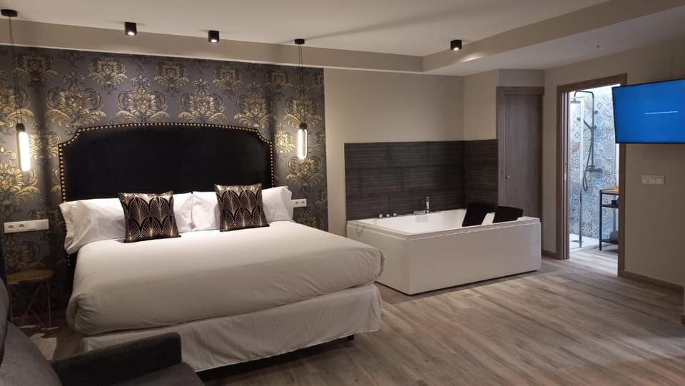 Bed, Hot Tub, Photo of the whole room