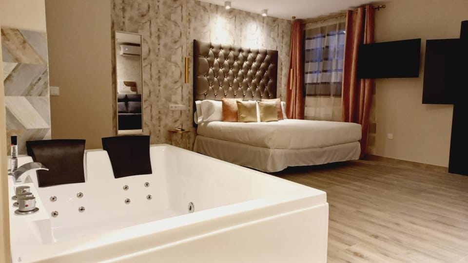 Hot Tub, Photo of the whole room