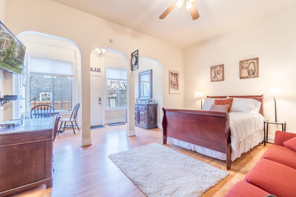 Bed, Photo of the whole room, Seating area, Dining area, Bedroom