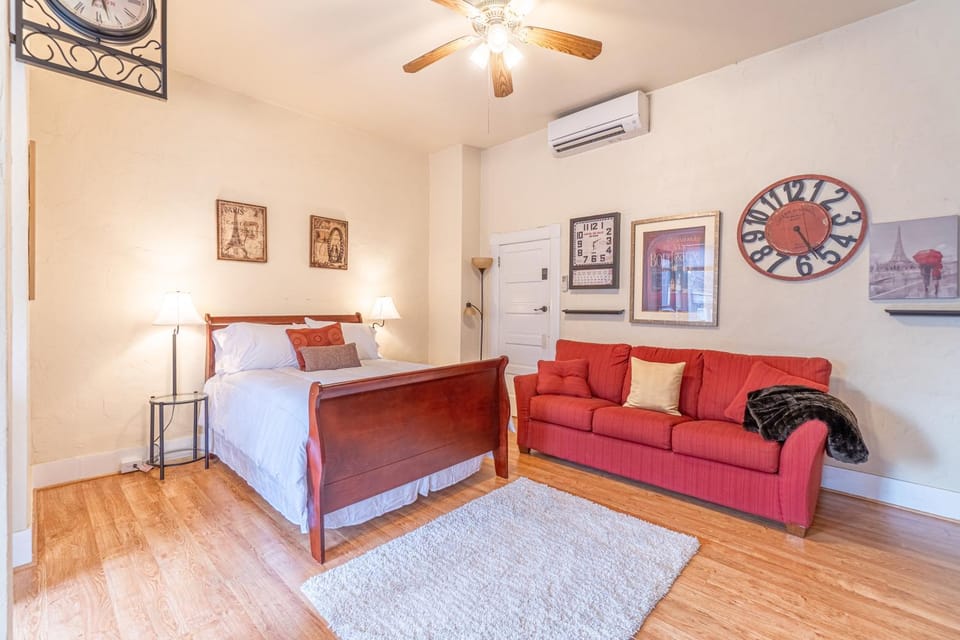 Bed, Living room, Bedroom, fireplace, air conditioner