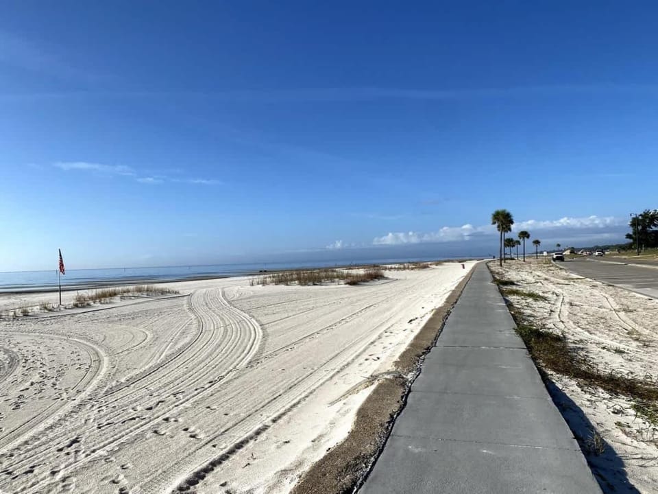 White Sand Getaway steps from Beach Apartment in Gulfport
