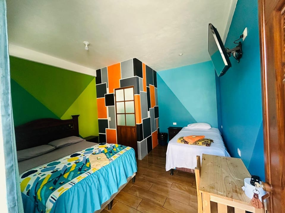 Bed, TV and multimedia, Photo of the whole room, Bedroom, towels