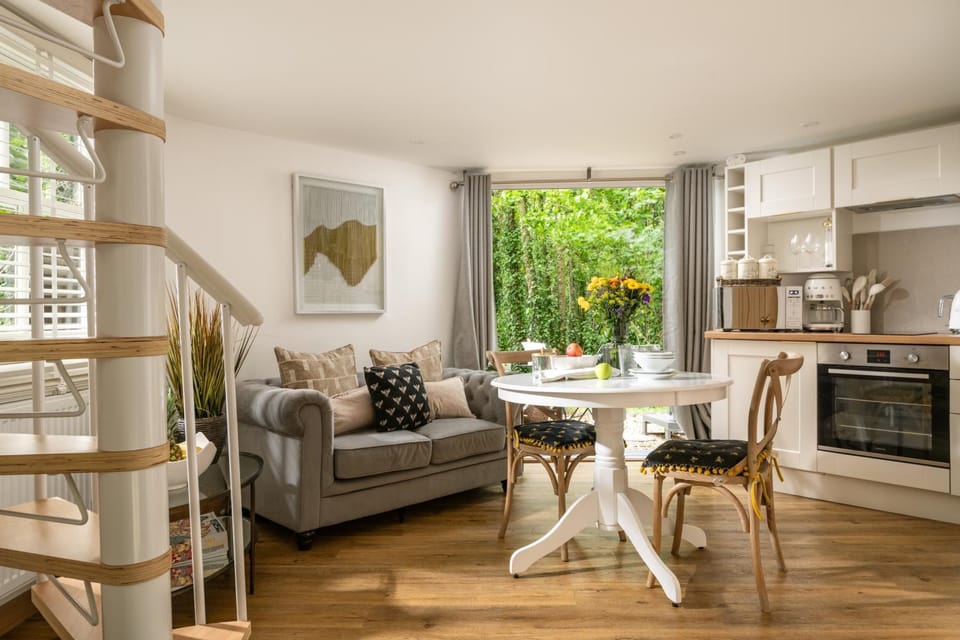 Kitchen or kitchenette, Seating area, Dining area, stove