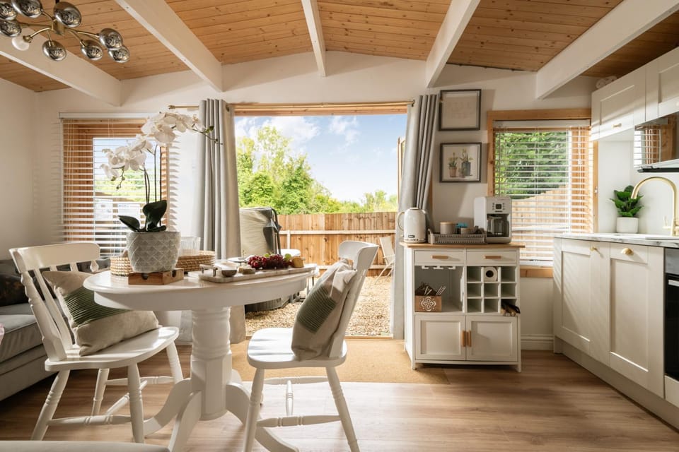 Kitchen or kitchenette, Seating area, Dining area, pet friendly