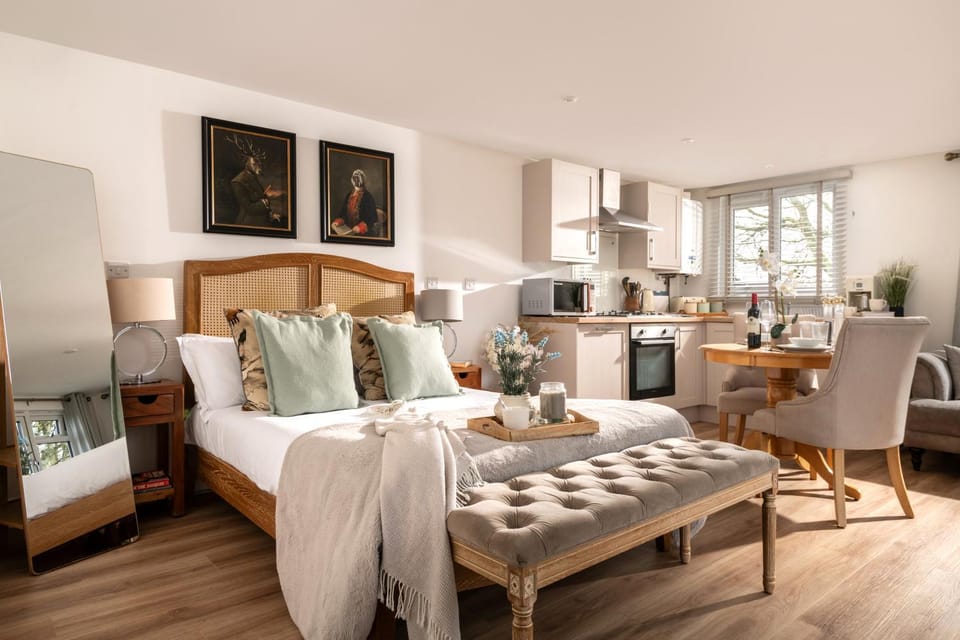 Bed, Kitchen or kitchenette, Photo of the whole room, Dining area