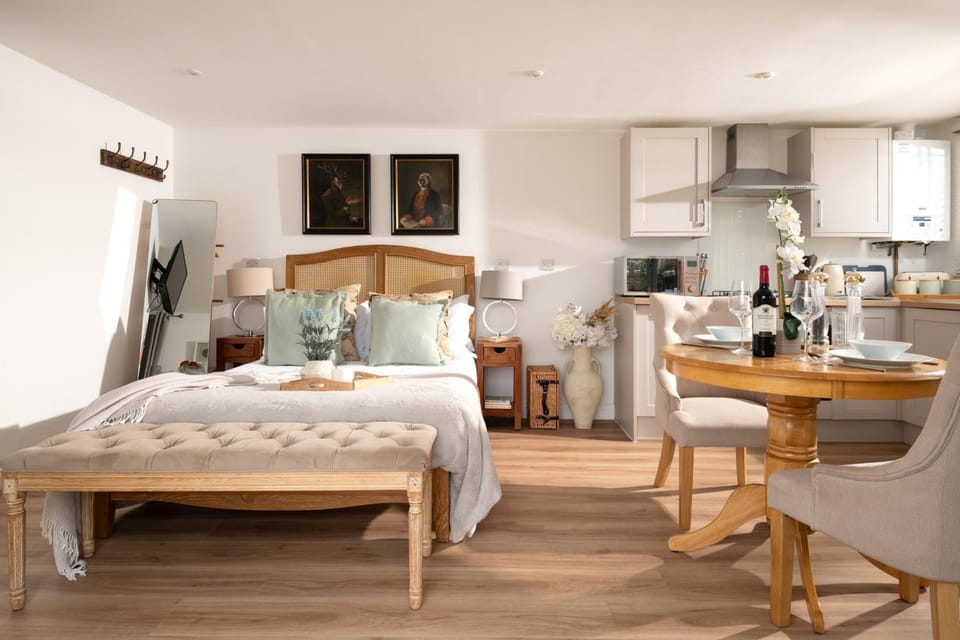 Bed, Dining area, hair dresser