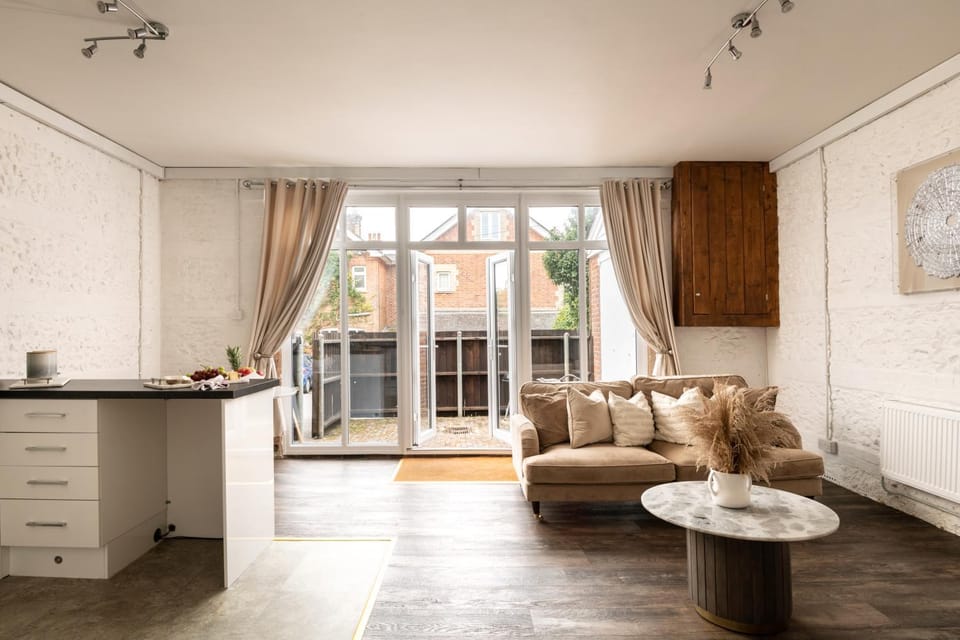 Photo of the whole room, Seating area, Garden view
