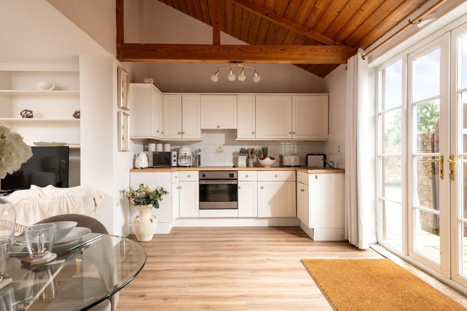 Coffee/tea facilities, Kitchen or kitchenette, oven, pet friendly, stove, toaster