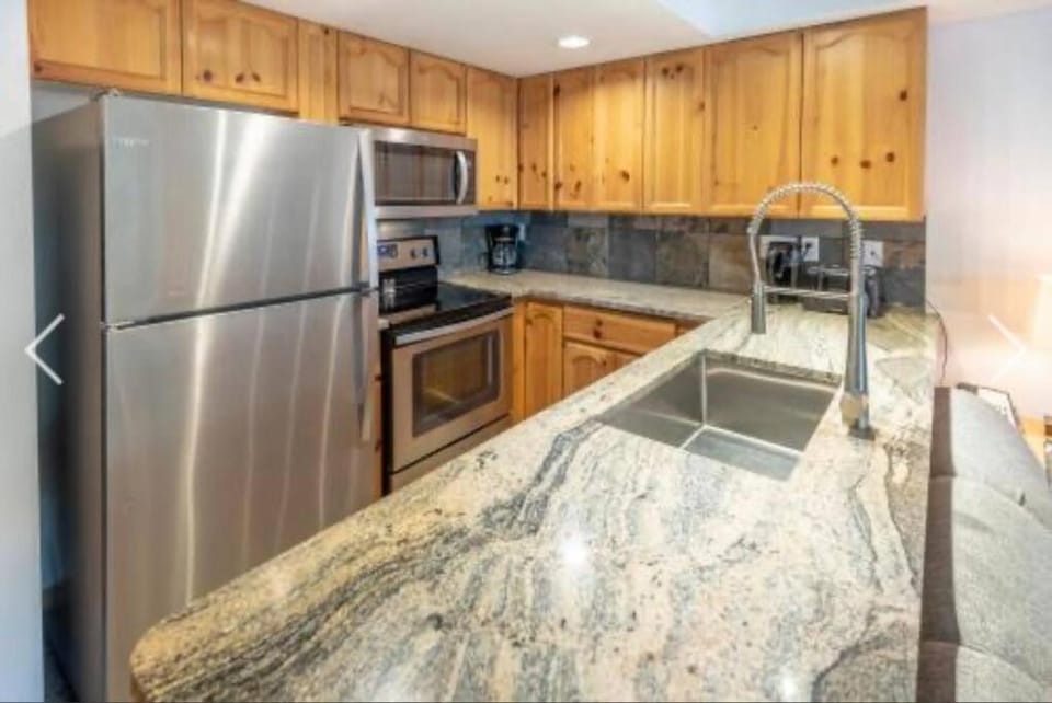 Whistler Steps to Village Sleeps 8 + Jacuz + Park Apartment in Whistler