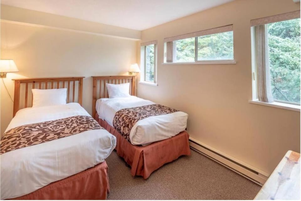 Whistler Steps to Village Sleeps 8 + Jacuz + Park Apartment in Whistler