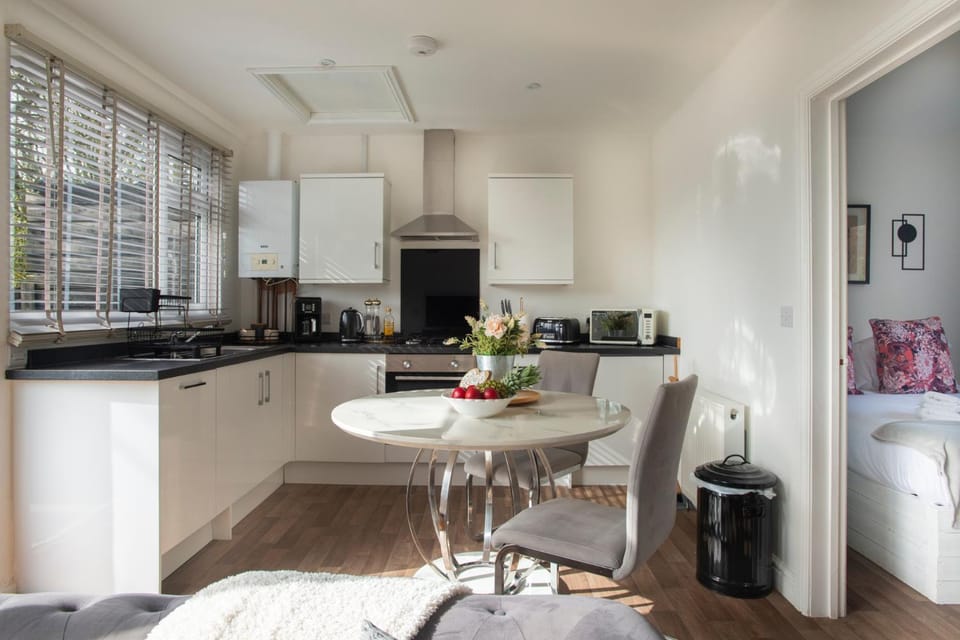 Coffee/tea facilities, Dining area, dishwasher, heating, microwave, oven, stove, toaster