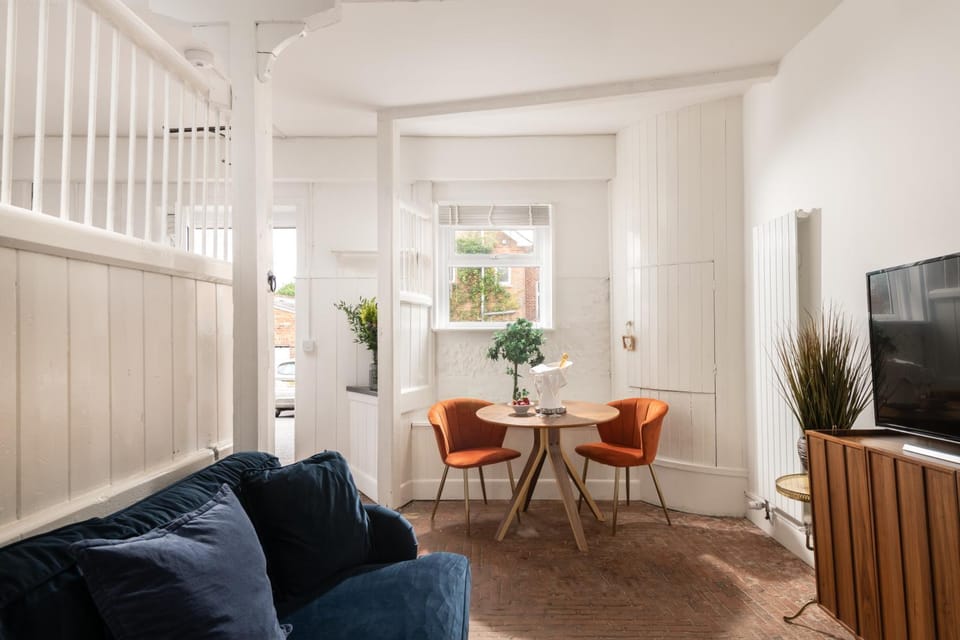 TV and multimedia, Seating area, Dining area