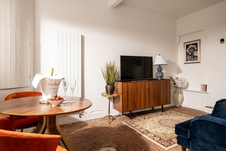 TV and multimedia, Living room, Seating area, Evening entertainment