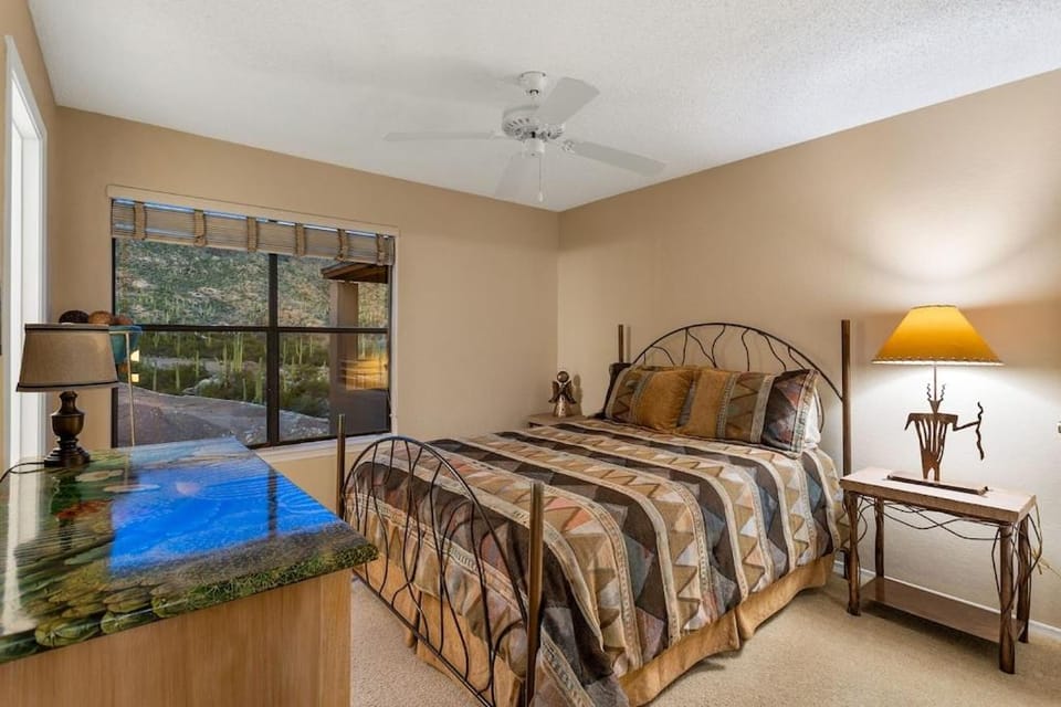 STUNNING Views of Ventana Canyon, Mountains AND City Lights! Apartment in Catalina Foothills