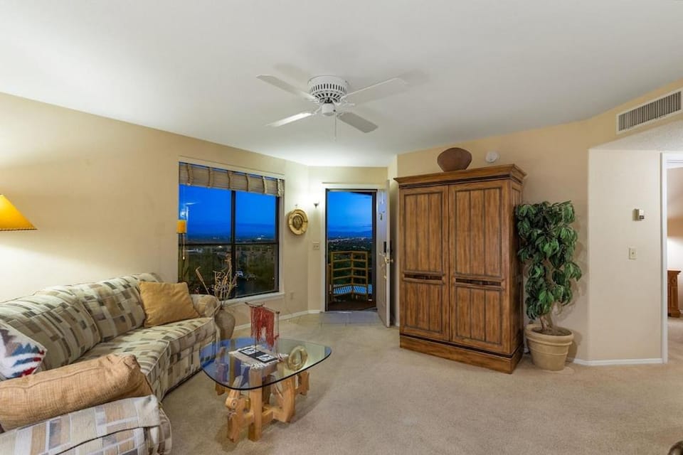 STUNNING Views of Ventana Canyon, Mountains AND City Lights! Apartment in Catalina Foothills