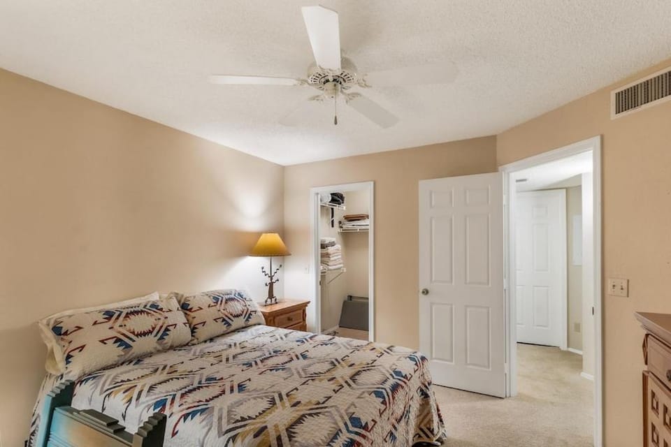 STUNNING Views of Ventana Canyon, Mountains AND City Lights! Apartment in Catalina Foothills
