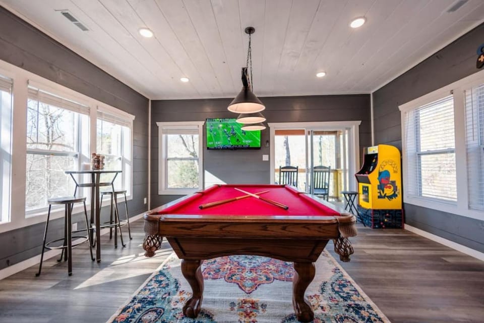 Romantic Cabin Retreat By Ghosal Luxury Lodging Cabin in Gatlinburg