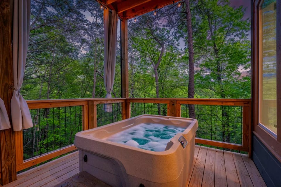 Romantic Cabin Retreat By Ghosal Luxury Lodging Cabin in Gatlinburg