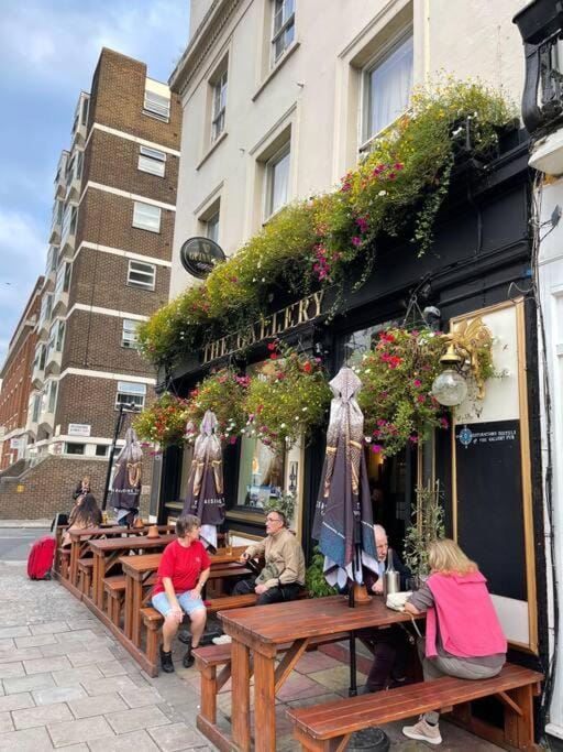 Amazing apartment central London near tube station with aircon Apartment in City of Westminster