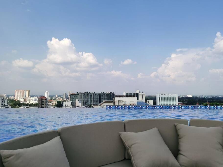 Modern style room with sky pool 古城边天际泳池公寓 Apartment in Chiang Mai