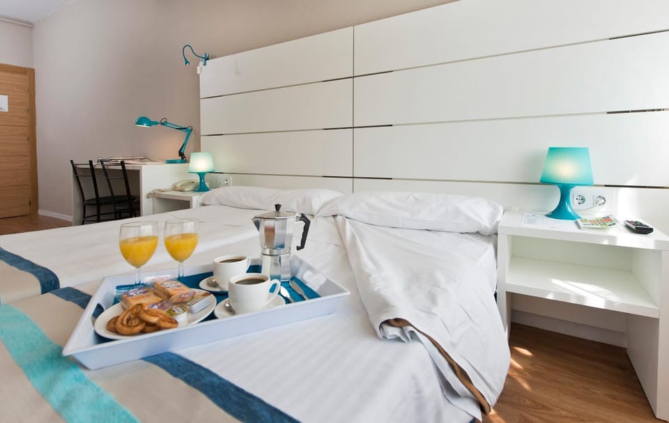 Bedroom, Continental breakfast