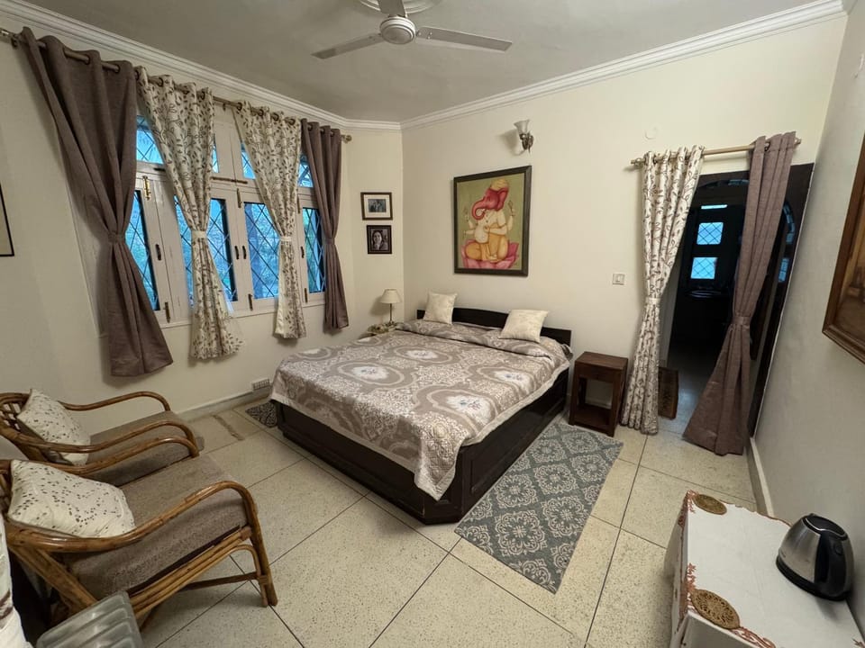 Bed, Photo of the whole room, Seating area