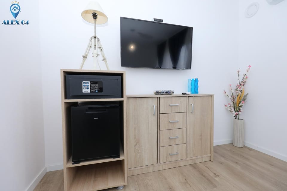 TV and multimedia, Bedroom, minibar, safe