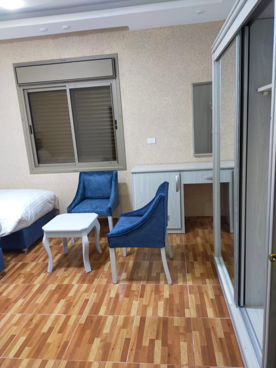 Bed, Seating area, Bedroom