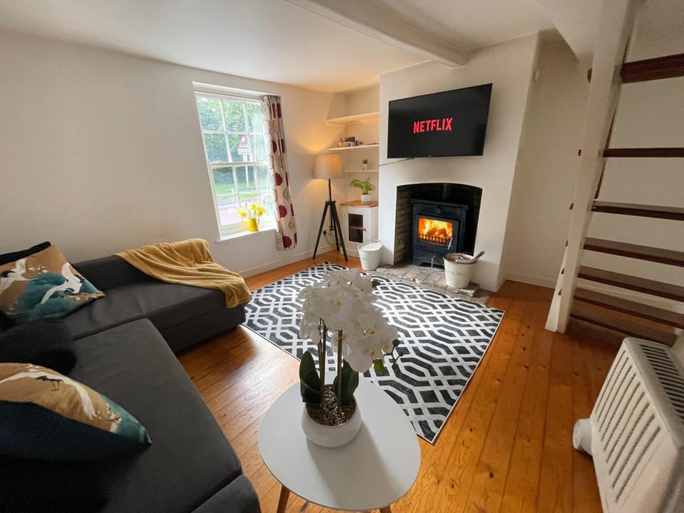 TV and multimedia, Living room, Seating area, fireplace, internet