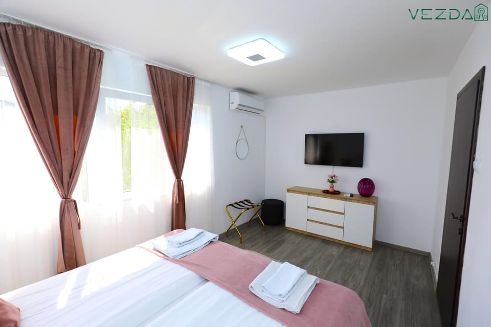 Bed, TV and multimedia, Bedroom, towels, air conditioner