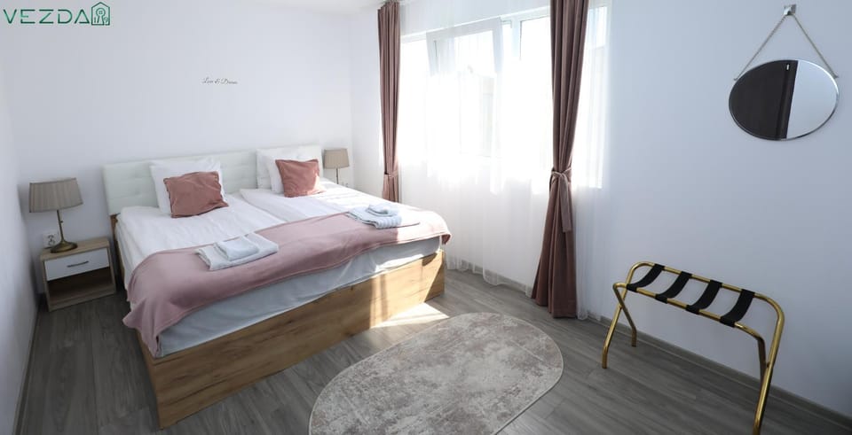 Bed, Bedroom, towels