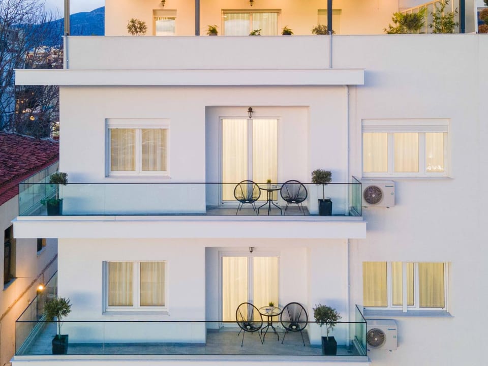 Property building, Day, Balcony/Terrace
