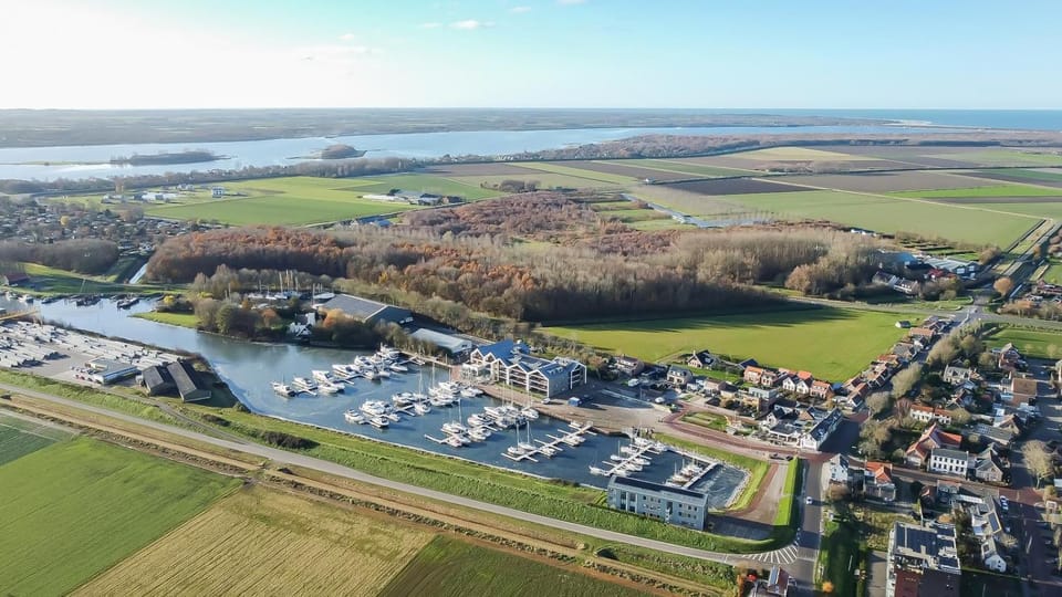 Neighbourhood, Bird's eye view, Location
