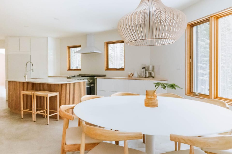 Kitchen or kitchenette, Dining area