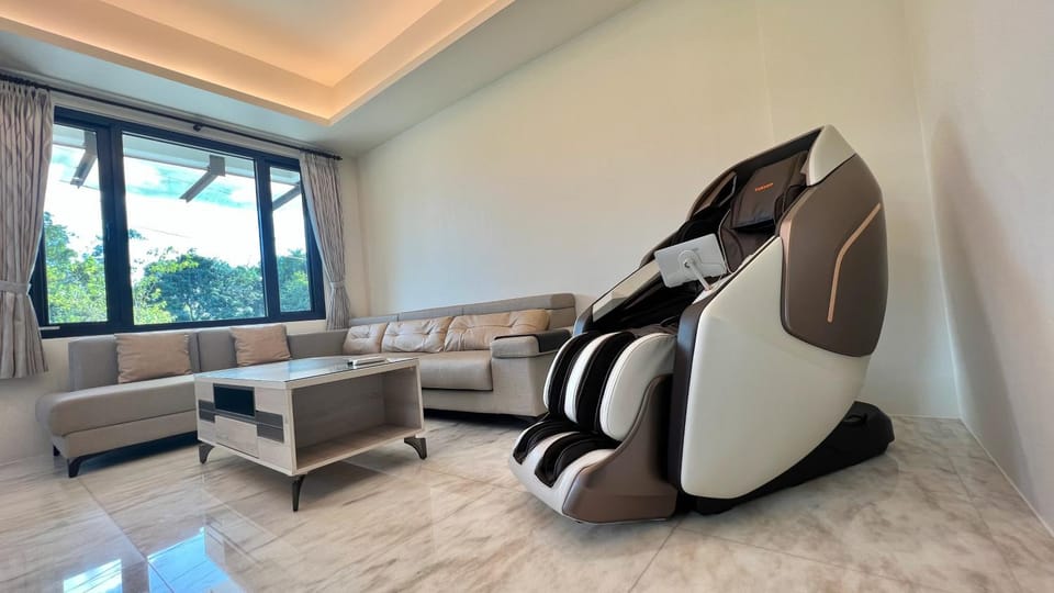 Massage, Living room