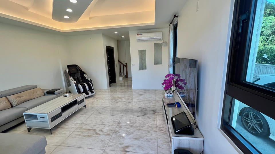 Karaoke, Massage, Living room