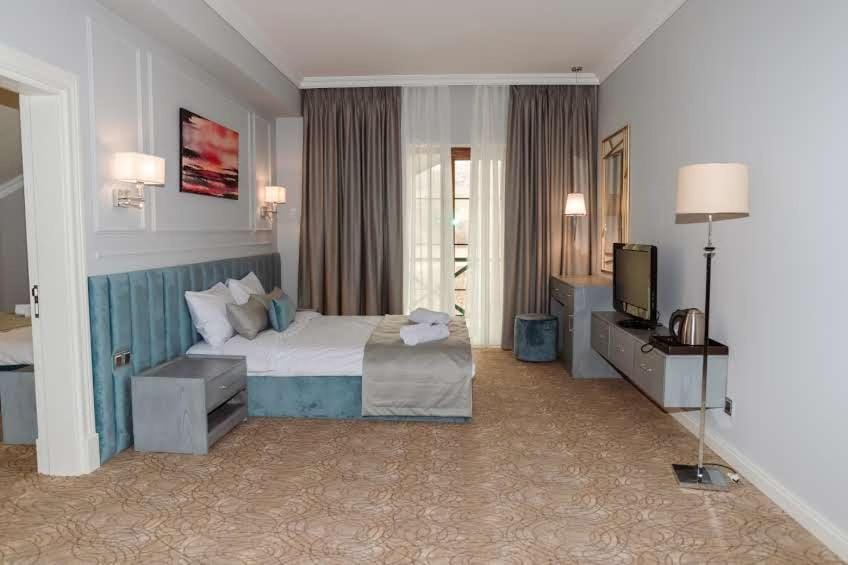 Bed, TV and multimedia, Bedroom