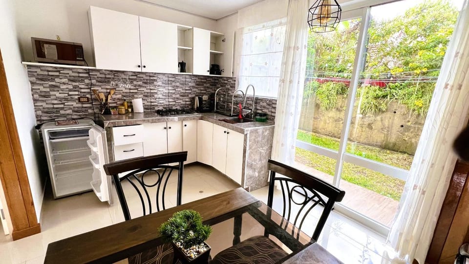Kitchen or kitchenette, Dining area, pet friendly