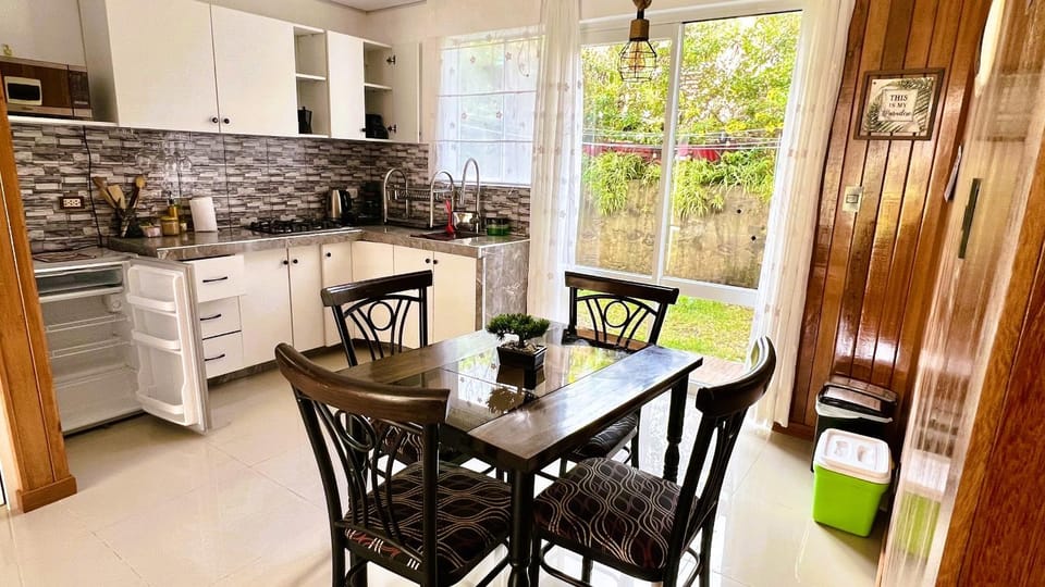 Kitchen or kitchenette, Dining area, pet friendly