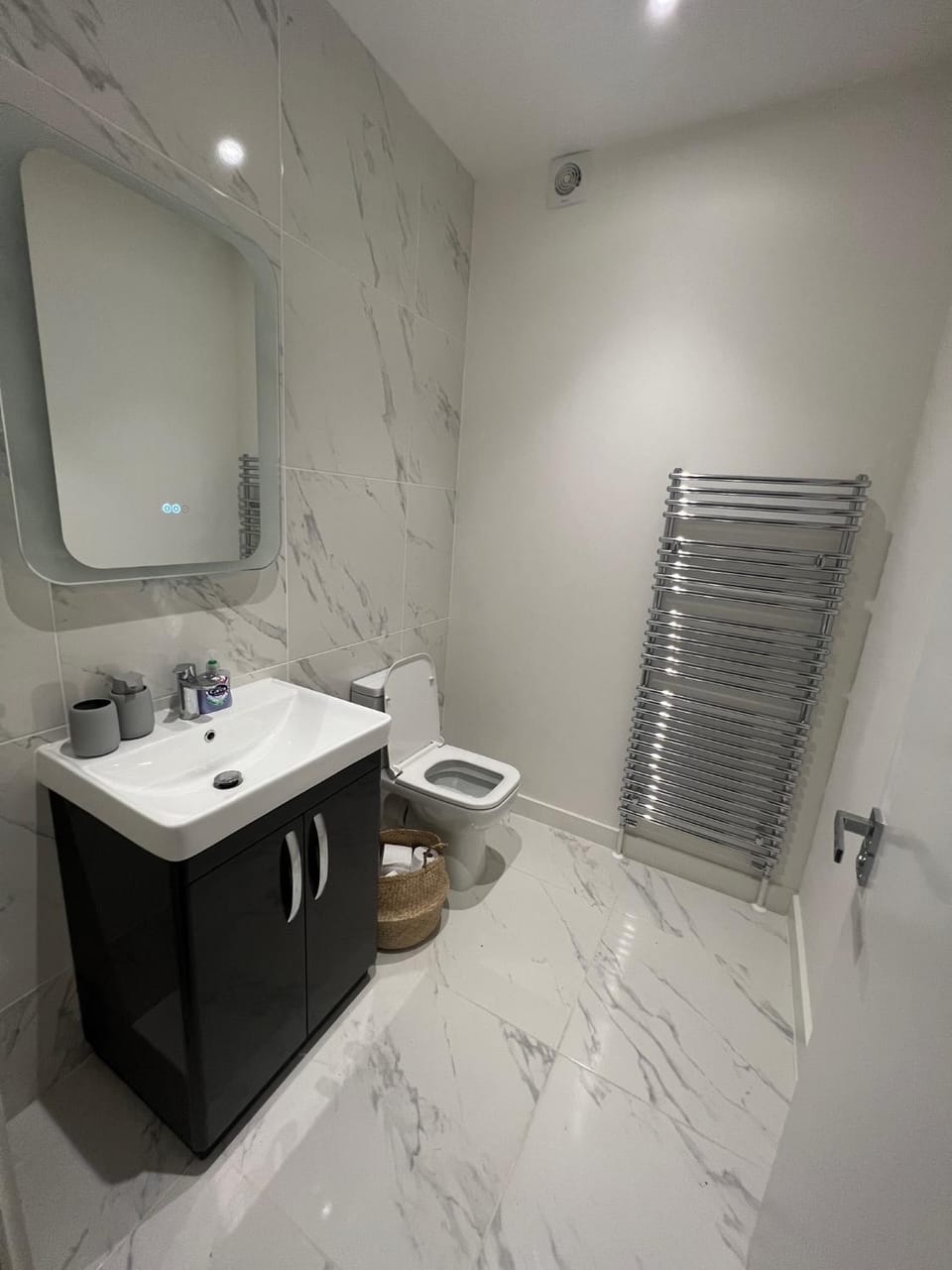 Toilet, towels