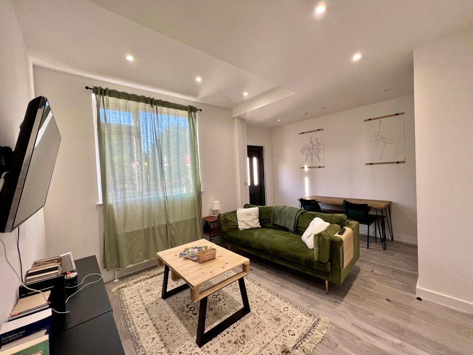 TV and multimedia, Living room, Seating area, Dining area