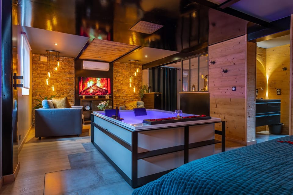 Hot Tub, TV and multimedia, Living room, Photo of the whole room, Seating area