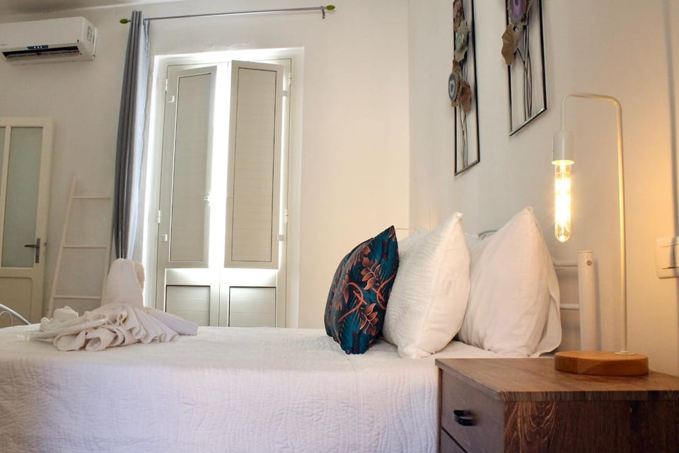 Bed, Balcony/Terrace, Photo of the whole room, Bedroom, City view, heating, towels, wardrobe, air conditioner