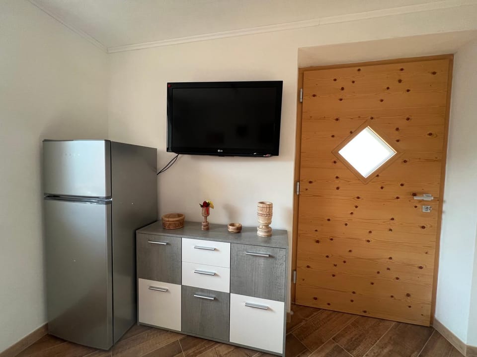 Facade/entrance, TV and multimedia