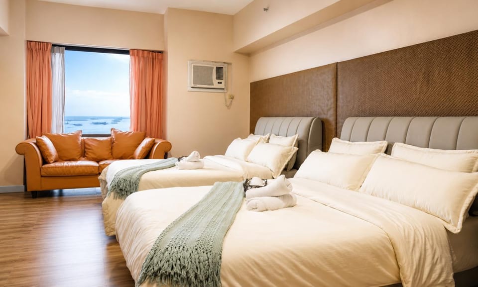 Tripleview luxurious eton baypark manila Bed and Breakfast in Manila City