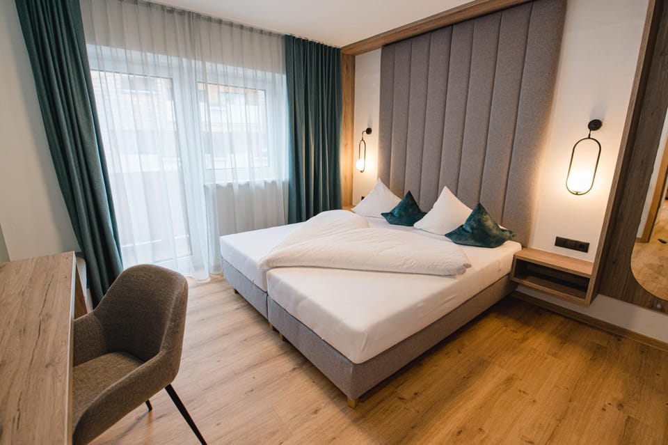 Bed, Photo of the whole room, Seating area, Bedroom