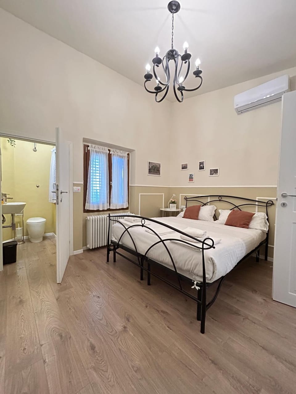 Bathroom, Bedroom, air conditioner